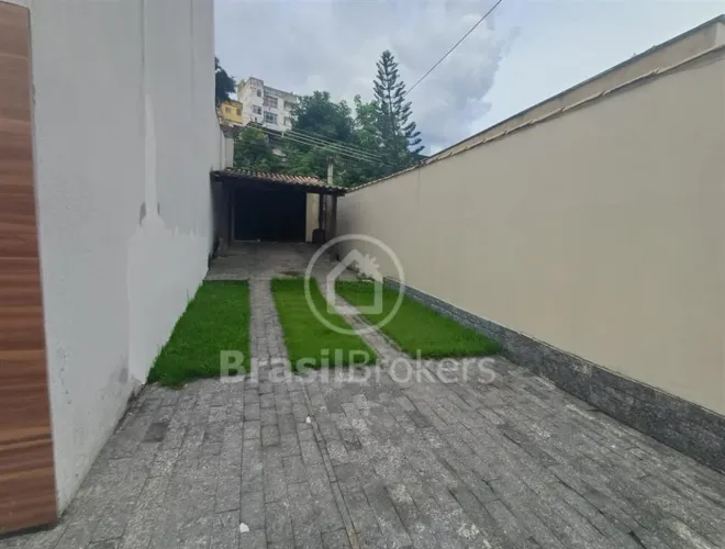 Oportunidade! Excelente casa Duplex de 3 quartos, churrasqueira e quintal no Jardim Carioc