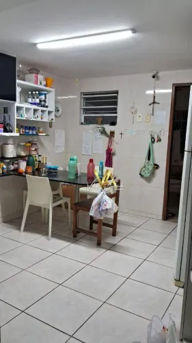 Casa duplex reformada com 4 quartos em Casa Forte  condomínio fechado