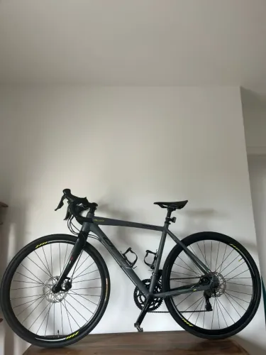 Bicicleta Oggi Velloce Disc 2022 cinza tamanho SM