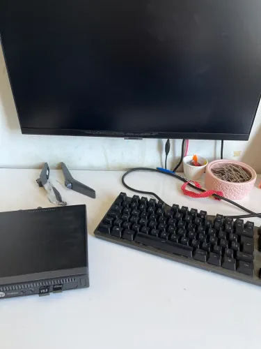 Computador com teclado e monitor