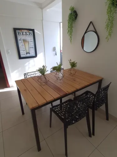 Conjunto Mesa de Jantar Estilo Industrial + 4 Cadeiras Design Moderno - Perfeito Estado