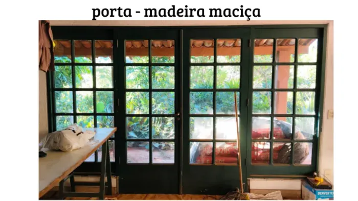 conjunto janela e porta grandes de madeira maciça