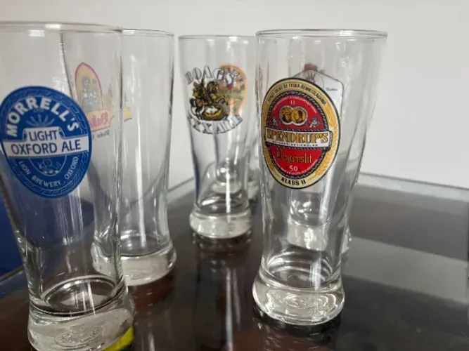  Copos de cerveja colecionáveis (cerca de 7)