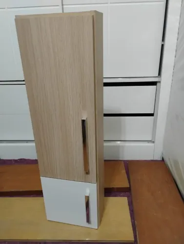 Gabinete para banheiro madeira vertical 85 x 30 cm porta dividida amadeirado e branco