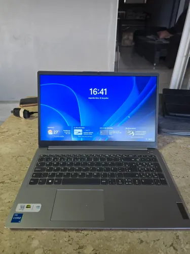 Lenovo IdeaPad 1 15IAU7 - i5