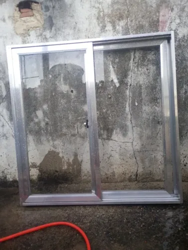 Janela de vidro branco