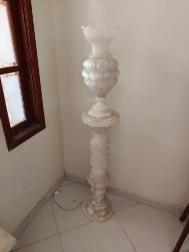 Coluna Luminária de Piso Antiga em Alabastro Italiano Esculpido 1,60m Antiguidade