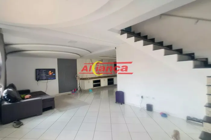 Sobrado 250m², com 3 quartos para locação em Vila Augusta - Guarulhos R$6.000