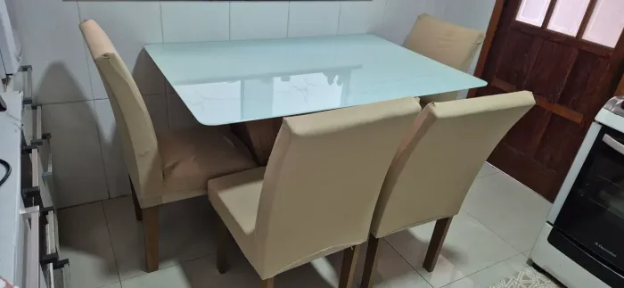 Mesa de Jantar com 4 Cadeiras - R$ 800