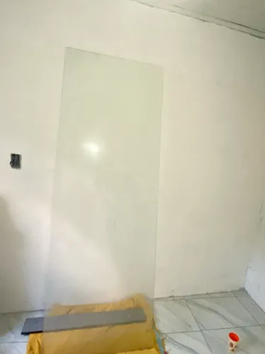 Troca porta de vidro pelo guarda roupa