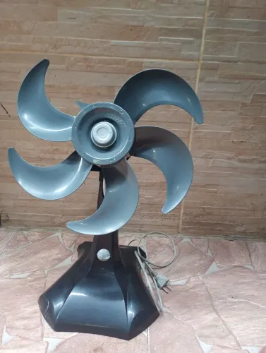 Ventilador de Mesa Funcionando (Com detalhe na hélice / Sem grade)