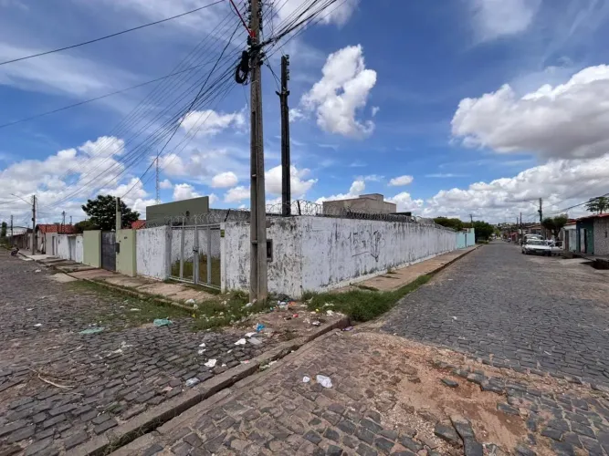 Imóvel para venda tem 341 metros quadrados em Beira Rio - Teresina - PI