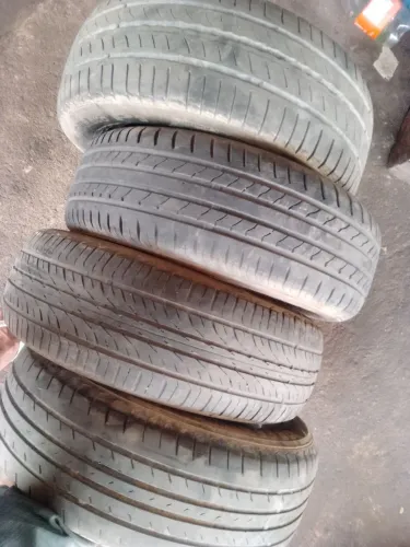 Vende-se um jogo de pneu aro 15 195/65R15