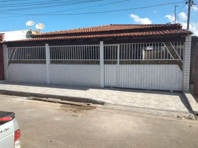 Alugo excelente casa com garagem.