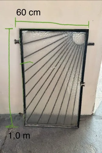 Janela de ferro com grade