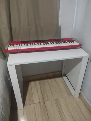 Teclado Casio Casiotone Modelo Estudante Vermelho CT-S200RDC2-BR e Mesinha Escrivania