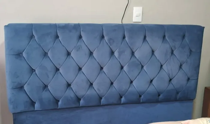 Cabeceira de Casal Estofada Capitonê Veludo Azul (Com Pés) - Ótimo Estado