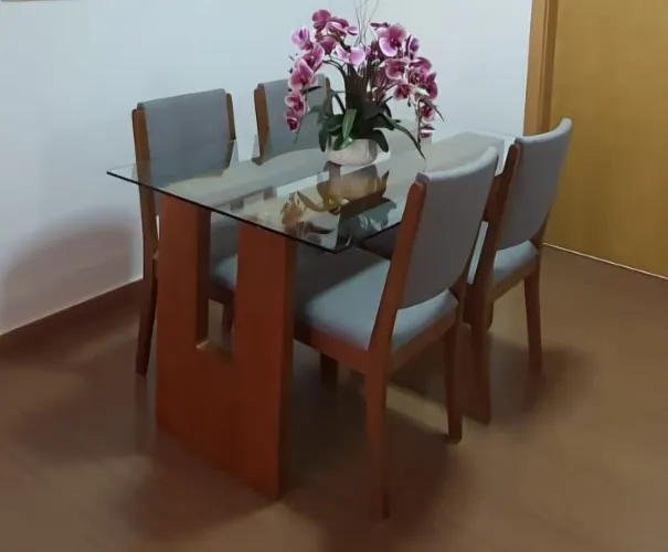 Vendo mesa semi nova Luciana Móveis. 4 cadeiras. Ótimo estado de conservação. 
