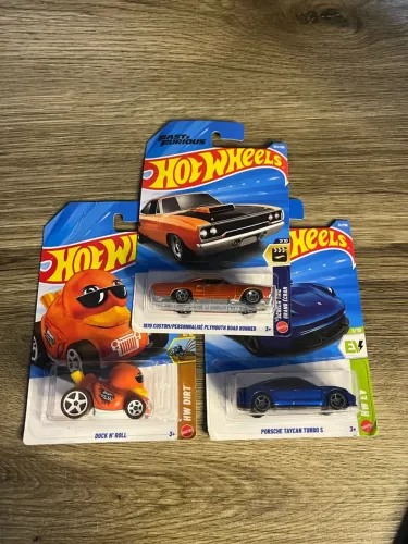 Kit 3 Hotwheels - Velozes Furiosos, Porsche Taycan e Duck Roll 