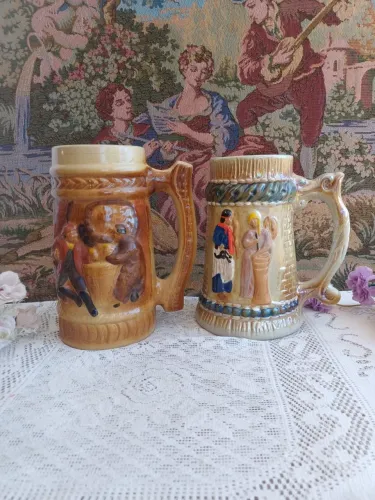 Dupla canecões comemorativos em porcelana