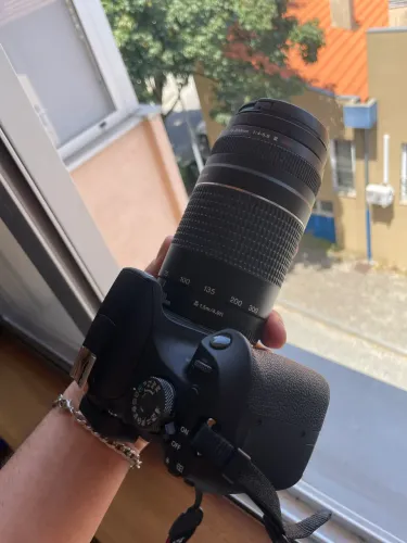 Vendo câmera cânon 2000d completa 