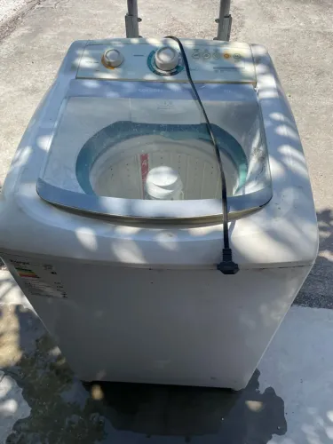 Máquina de lavar roupa cônsul 10 kg funcionando porém precisa manutenção