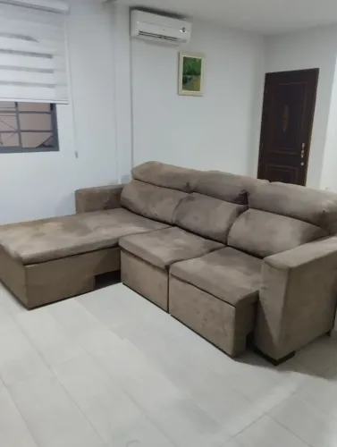 Sofá com Chaise 3 lugares em suede