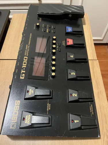 Boss GT-100 / Pedal de efeitos / Pedaleira (acompanha fonte)