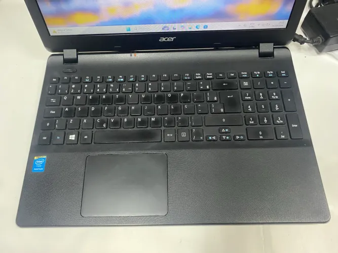 Notebook Acer, Celeron, 4gb de memória ram, SSD de 256gb, bateria durando 3 horas