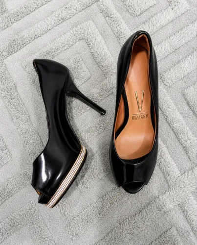 Vizzano peep toe meia pata em verniz preto com salto fino