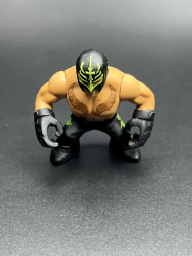 BONECO MINIATURA MATTEL WWE RUMBLERS REY MYSTERIO 6CM