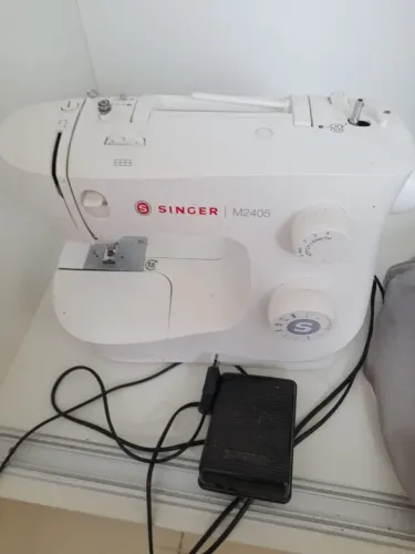 Máquina de costura Singer M2405