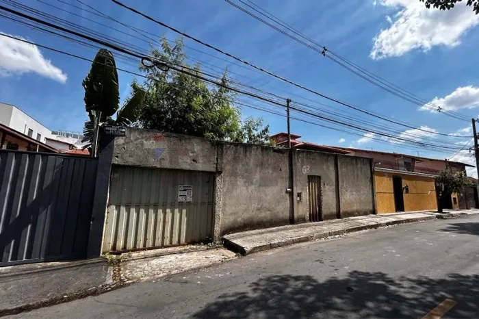 Casa em Construção do Bairro Heliopólis, com 260 m2 de área em contrução e lote de 390 m2.