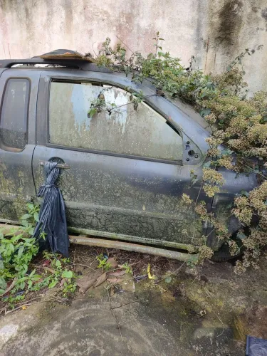 Porta e janela traseira da Fiat estrada