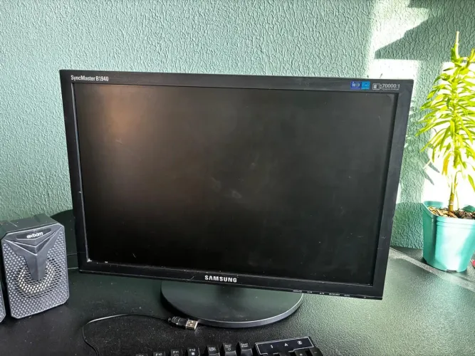 Monitor 19 polegadas + caixa de som+ teclado 