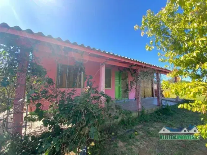 Velleda oferece fantástico sítio com ótima casa em Águas Claras, próximo dos recursos da r