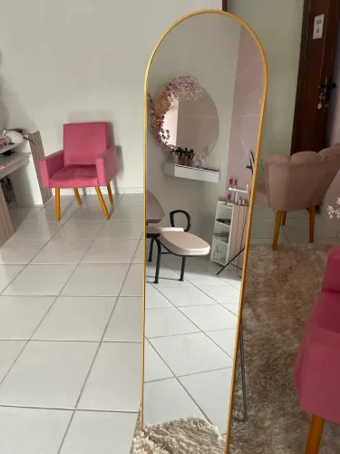 Espelho de chão corpo inteiro com moldura dourada