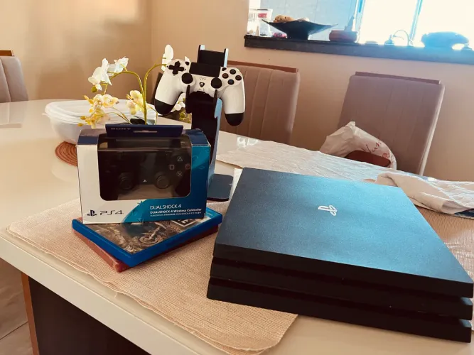 PlayStation 4 Pro 1 Tb + 2 Controles + 2 Jogos + Suporte de Manete