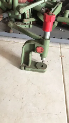Balancim de pressão Graziano . Botão , Ilhós e Rebite