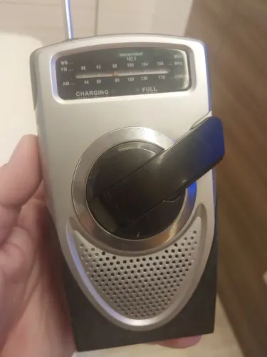 Vendo rádio manivela am fm antigo funcionando