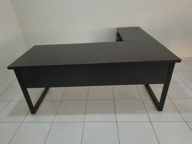 Mesa em L para Escritório com Gaveteiro - Estrutura Metálica