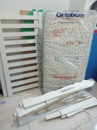 Vendo um berço em ótimo estado madeira boa, com um colchão Ortobom, 300 reais.