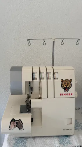 Máquina de costura Ultralock Singer Diferencial 