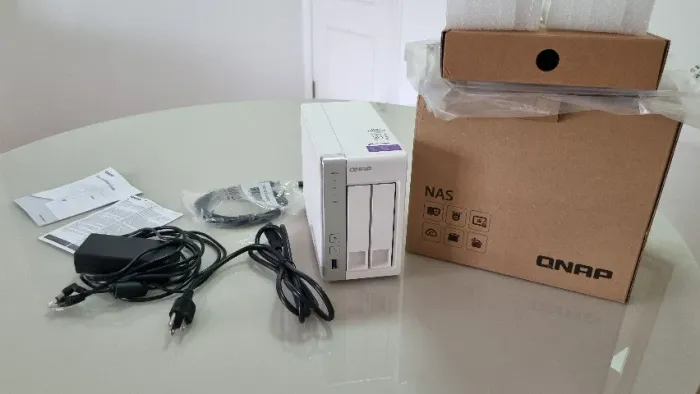 Servidor NAS QNAP TS-231P - 2 Baias, Dual-Core 1.7GHz, 1GB RAM + 2 HDDs 4TB - Novo