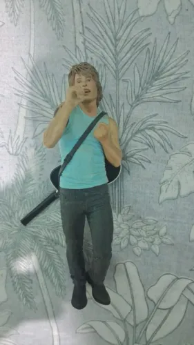 Boneco bon Jovi *SEM MICROFONE E VIOLÃO QUEBRADO*