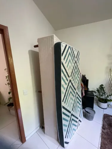 Cama e colchão de solteiro 