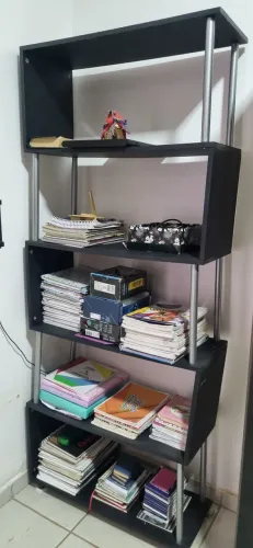 Estante Joybase em formato de S