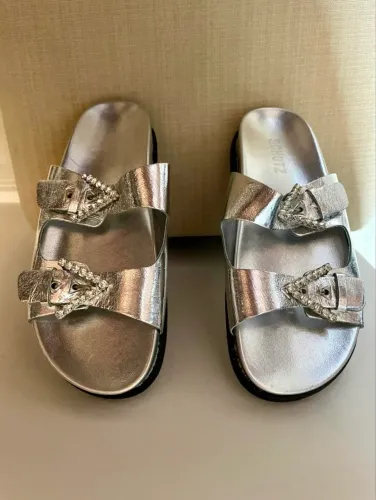 Sandália Schutz com fivela de strass