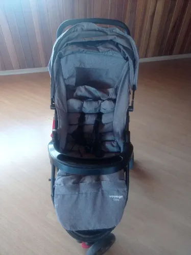 Carrinho de bebê Voyage delta usado