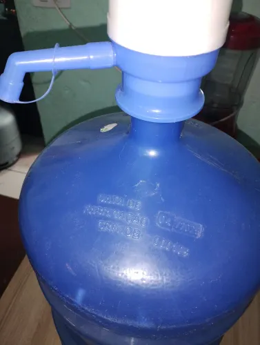 Garrafão de água 20 litros com bomba.
